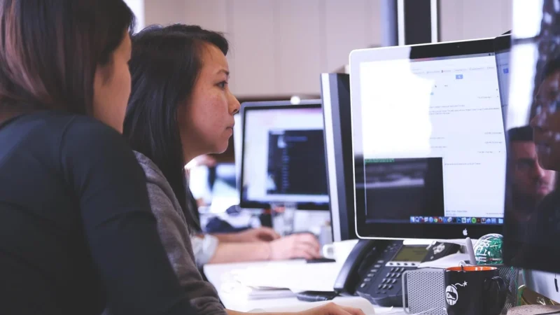 Jak technologie zmieniają współczesne miejsce pracy